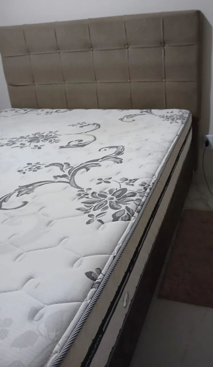 cama queen size com base, colchão e cabeceira