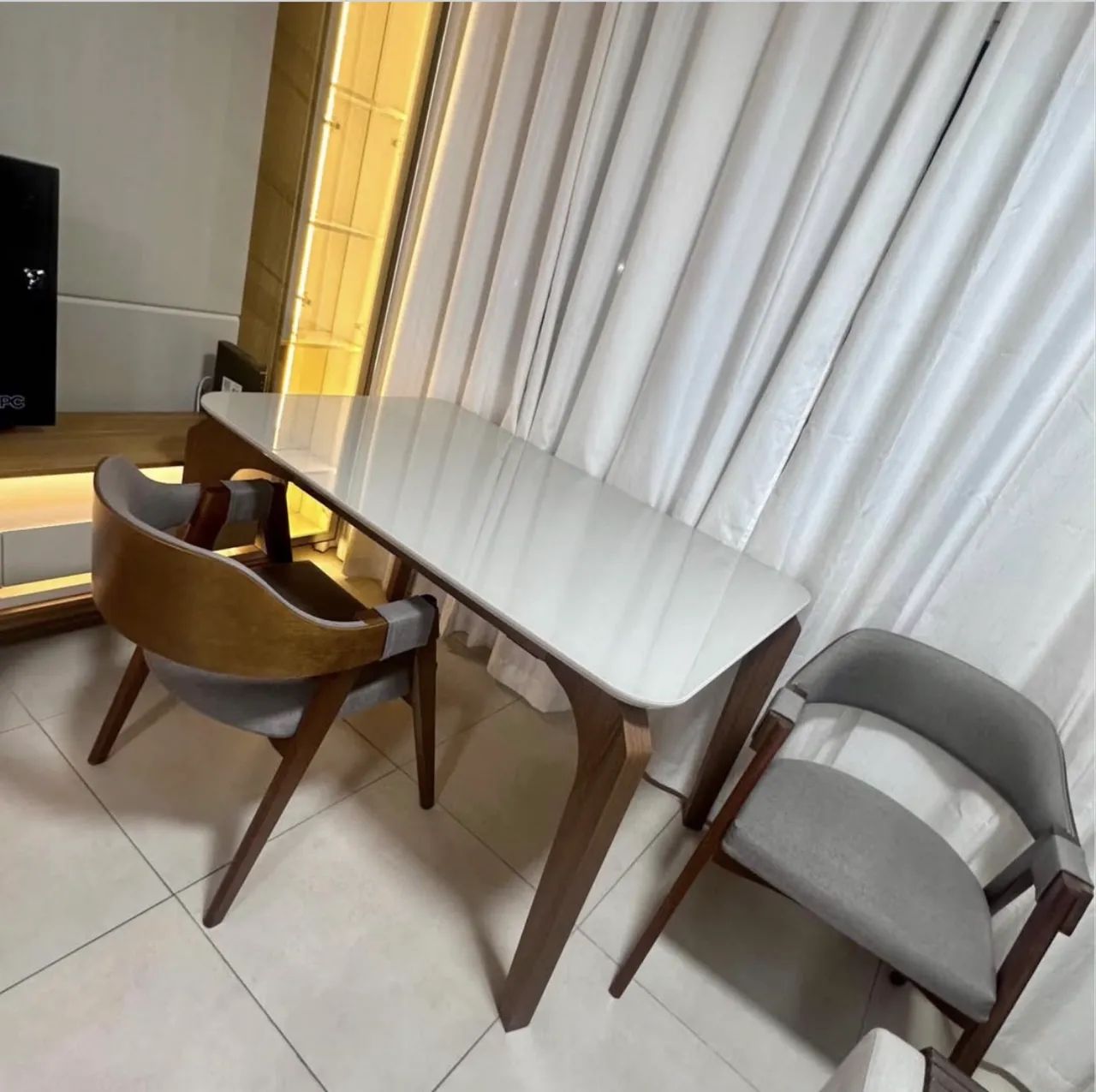 Mesa com 4 poltronas