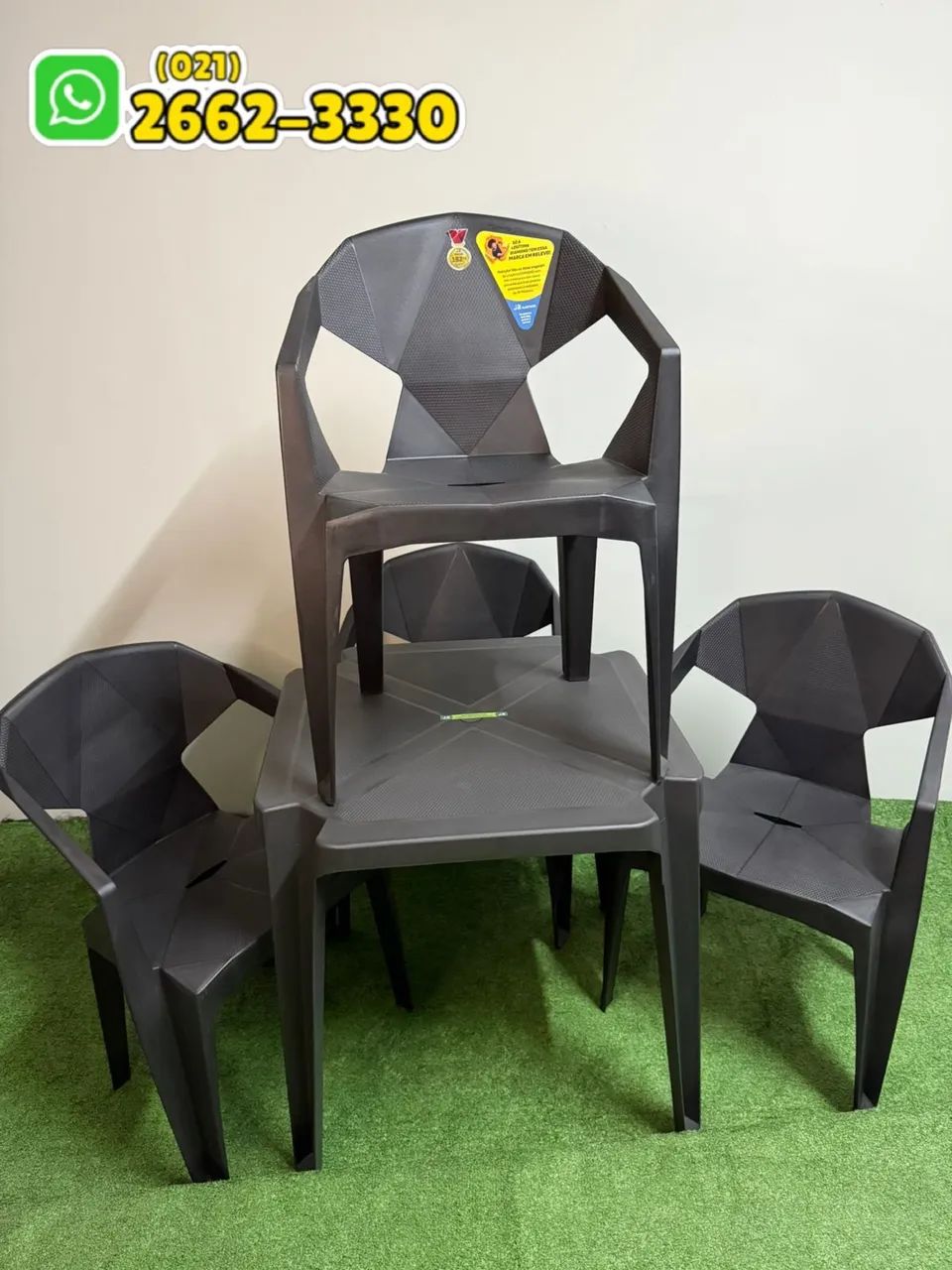 Conjunto de mesas e cadeiras
