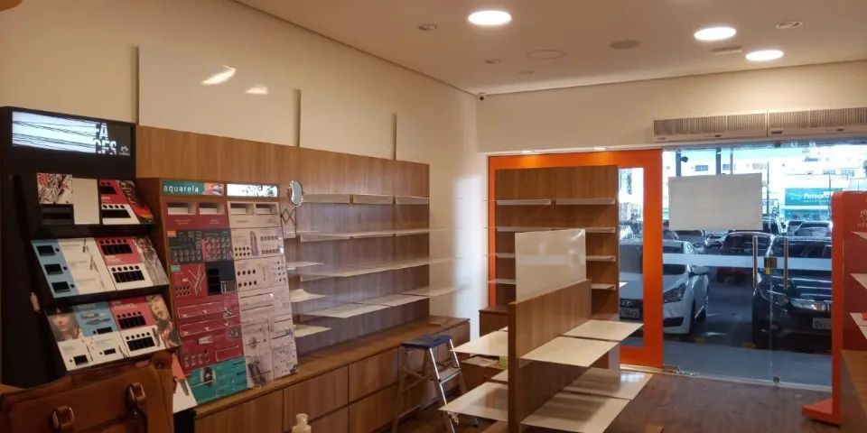 Conjunto de Móveis, Prateleiras e Bancada p/ Exposição de Produtos - Foto 2