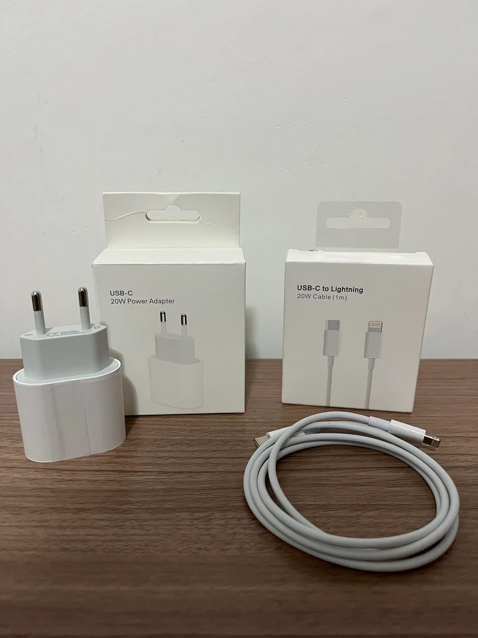 Carregador de Celular com Cabo USB-C Lightning 