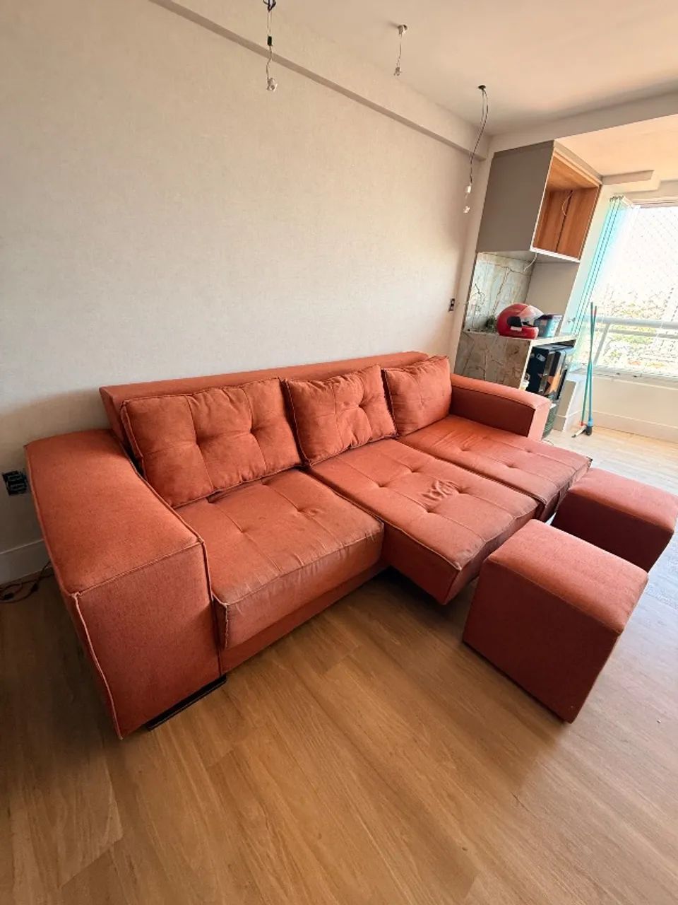 Sofá retr átil 3 três lugares (3m x 1m) com dois puffs - Foto 2