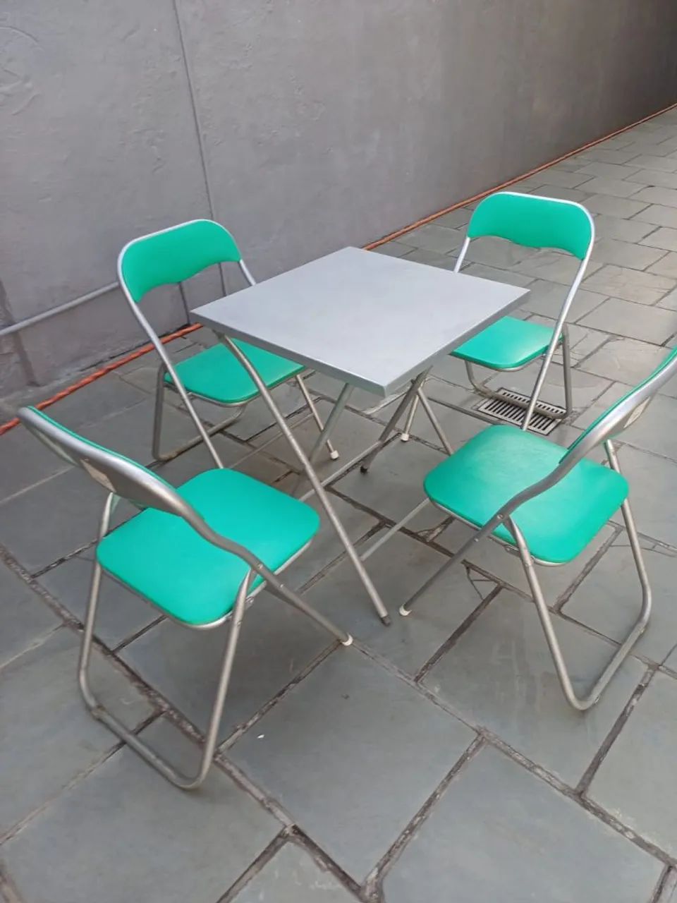 Conjunto de mesa com quatro cadeiras