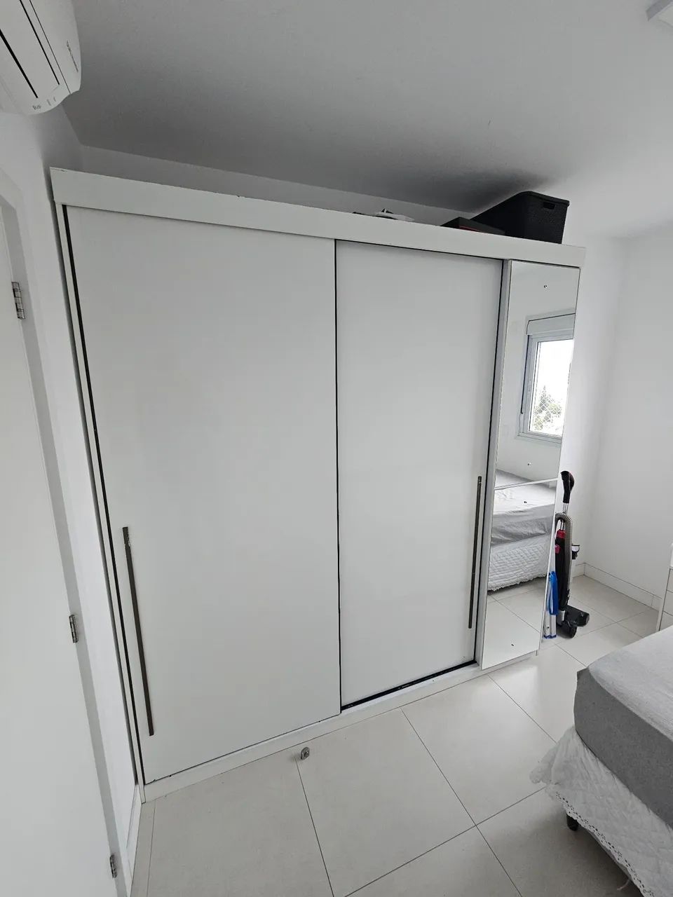 Roupeiro / Guarda-Roupa Branco com Espelho (3 Portas de Correr)