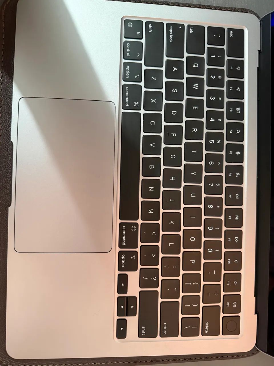 MacBook M2 - Cinza Espacial com Magic Mouse Preto