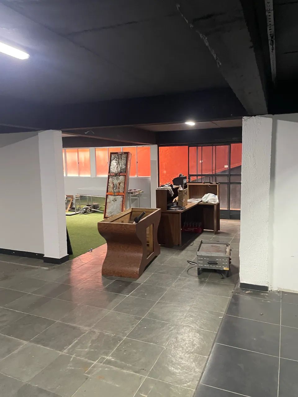 Alugo Escritório com 300 m2, 2 banheiros e copa. Funcionava um comitê político. - Foto 2