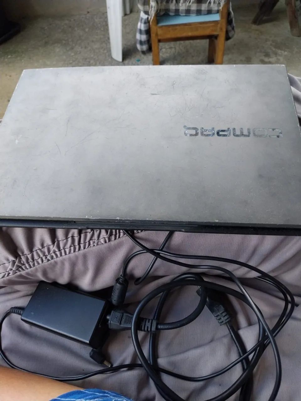 Notebook Compaq, Core i3, 4 GB de RAM e HD de 1 TB.