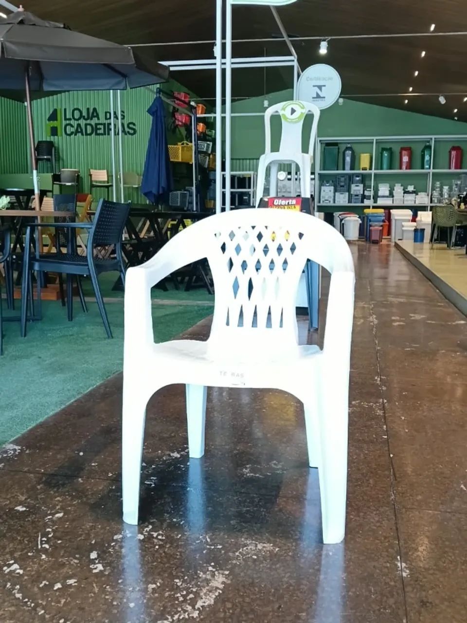 Cadeira com braço vazada Formosa NOVA 182 KG - Foto 2