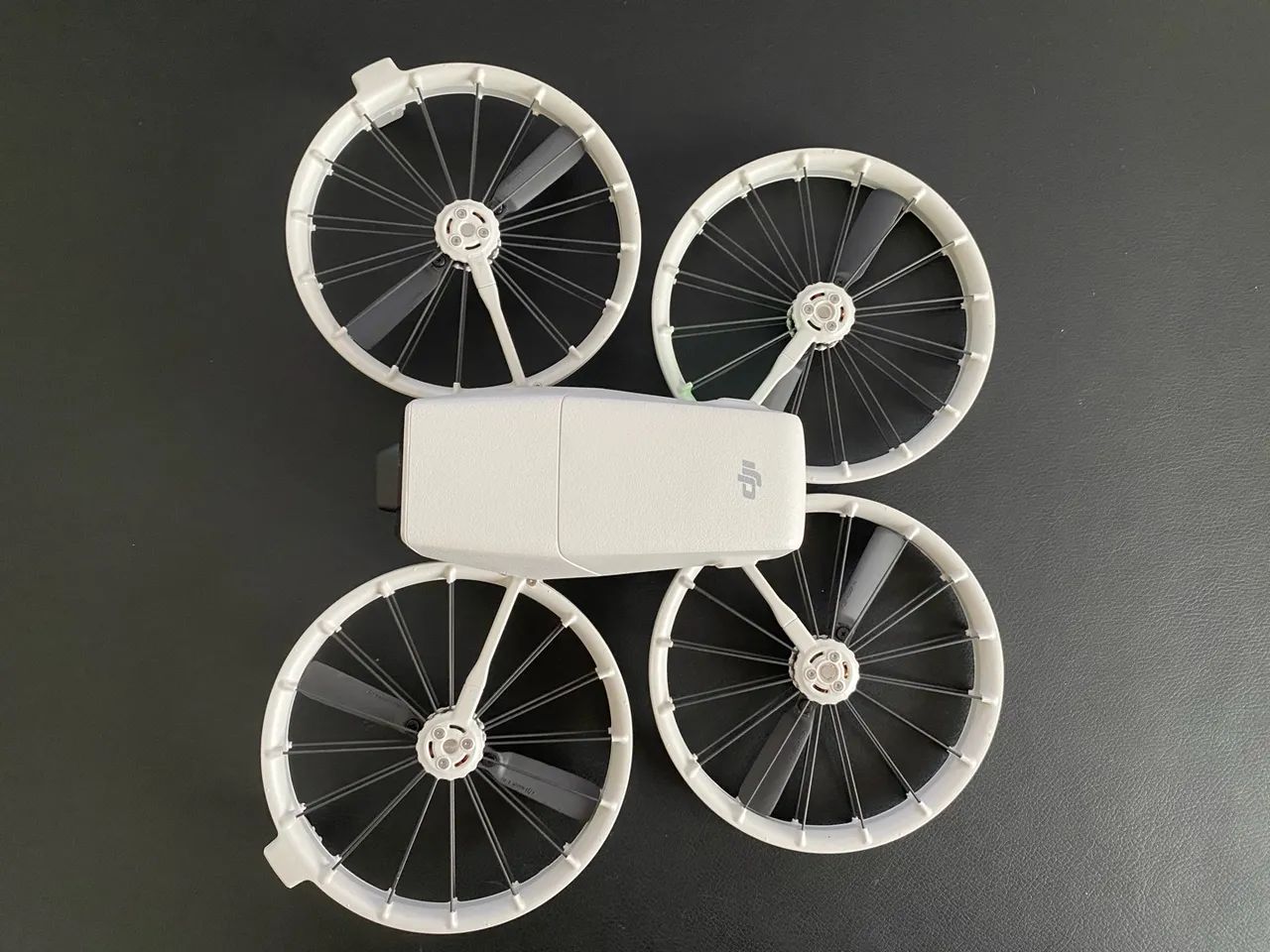 Drone DJI Flip - Fly More Combo c/ Controlo DJI RC 2 (Tela) - Foto 3