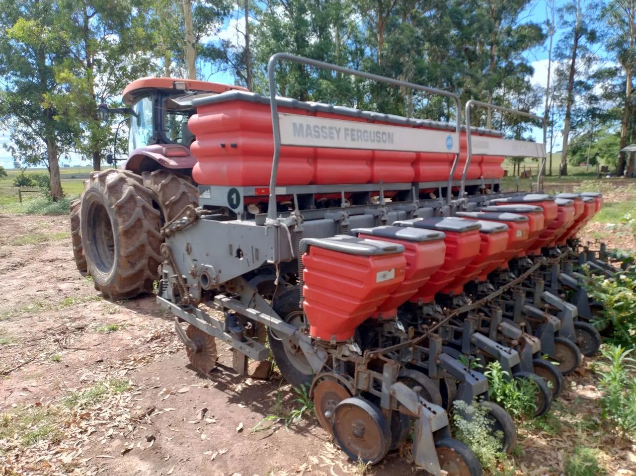 Plantadeira Massey Ferguson MF 511 L45 - 11 linhas / 45 cm.  Ano 2010. - Foto 3