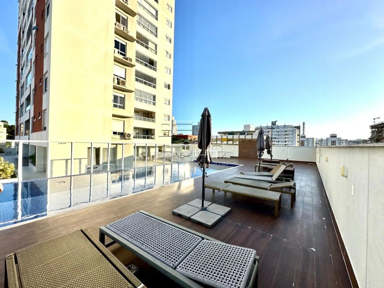 Apartamento com vista mar e 3 suítes no Estreito