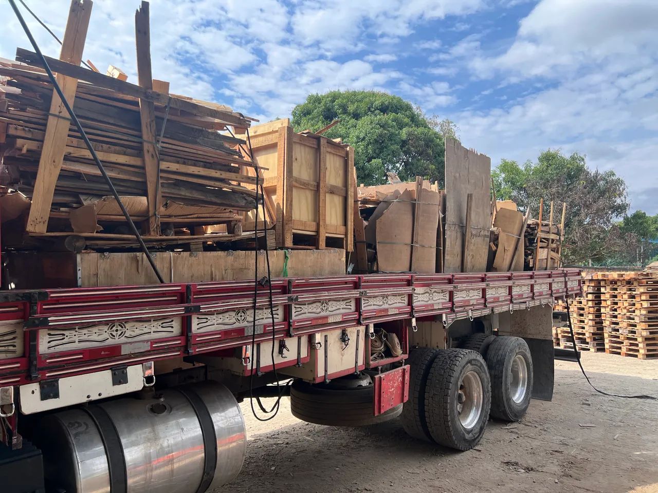 Vende se caminhão de lenha fechado. - Foto 3