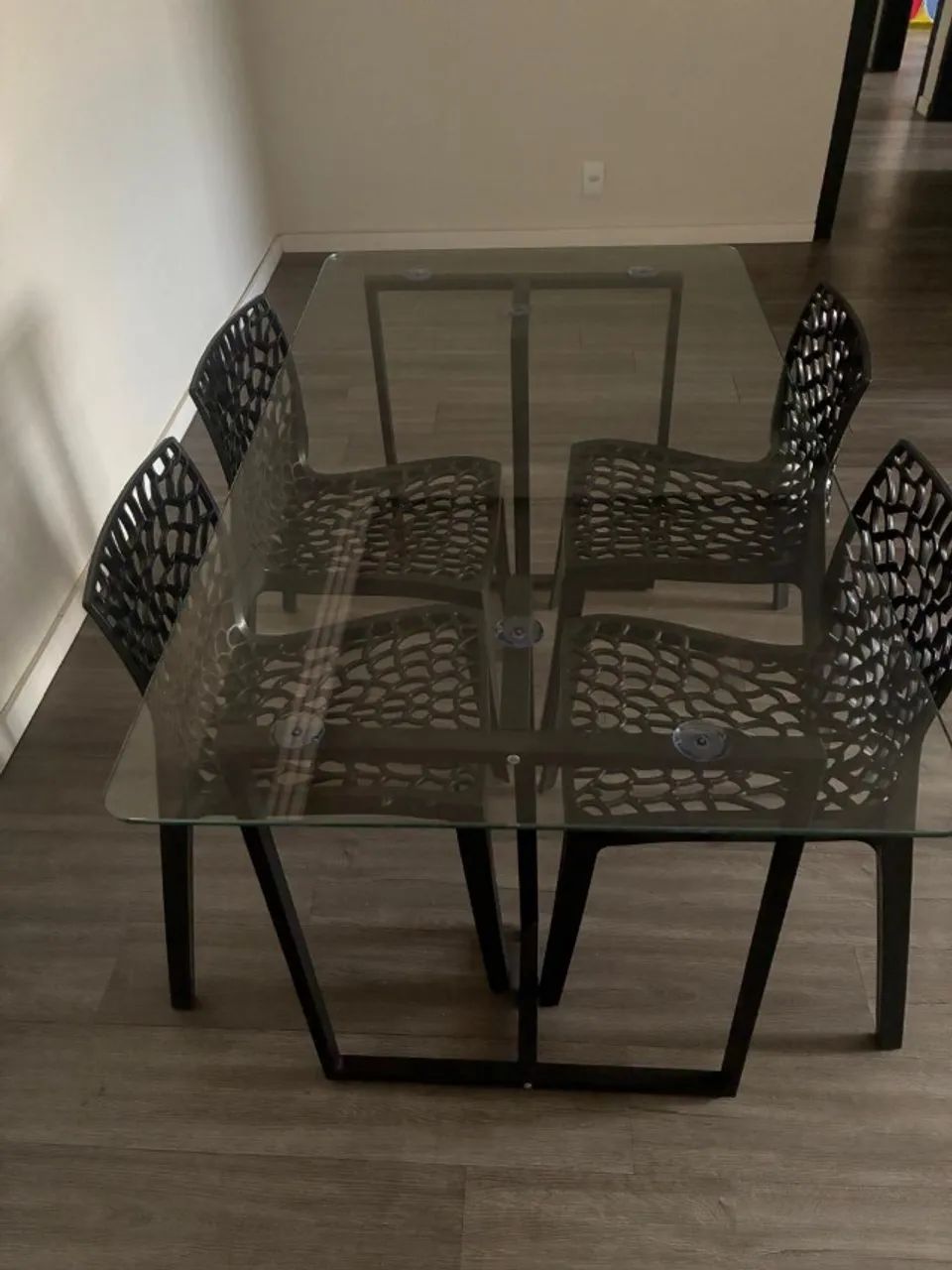 Mesa com tampo de vidro com 4 cadeiras de plástico