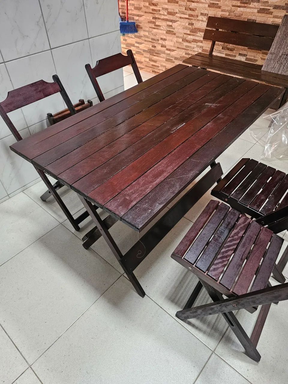 Mesa e quatro cadeiras de madeira. - Foto 2