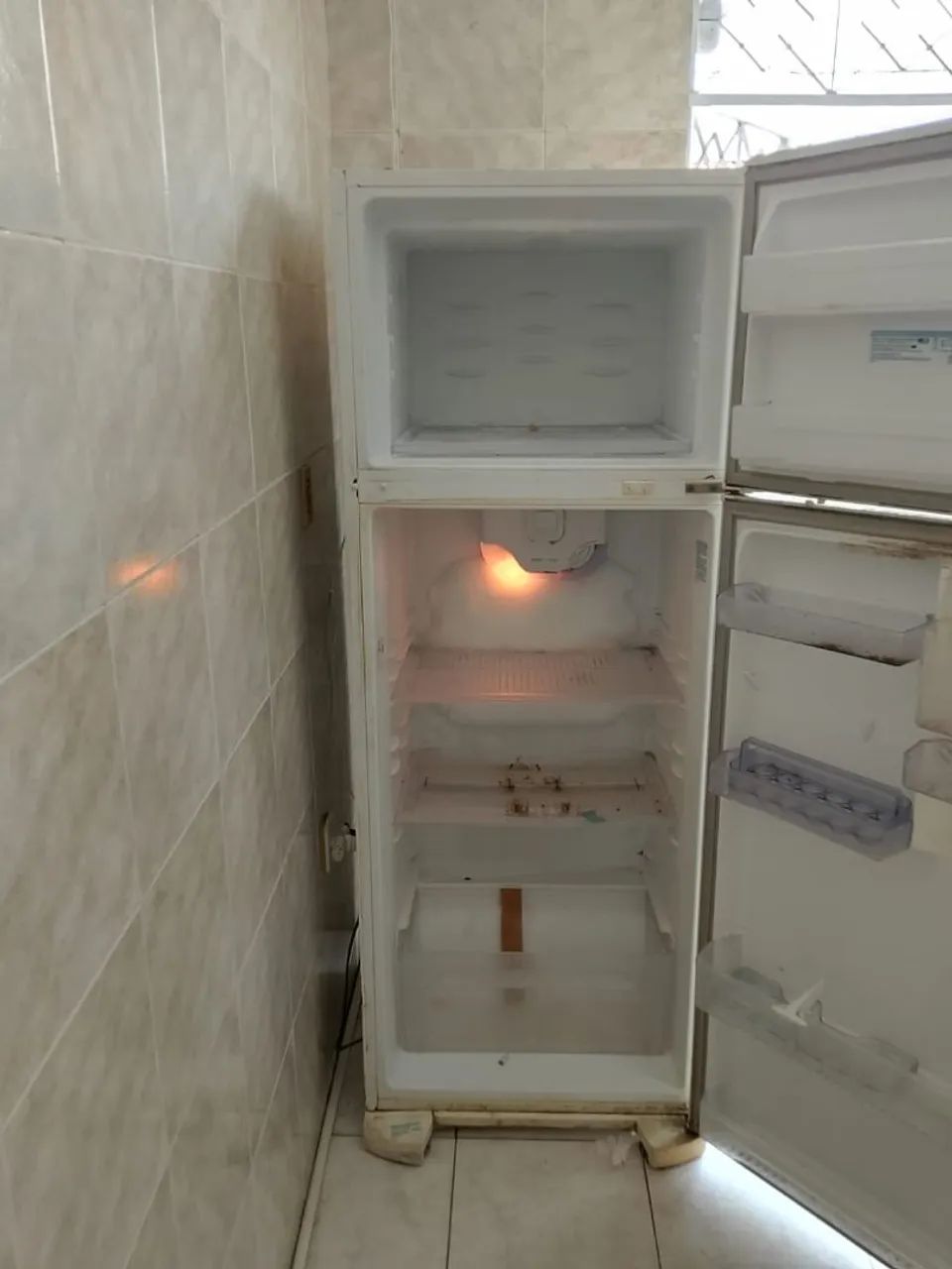 Vende -se geladeira
