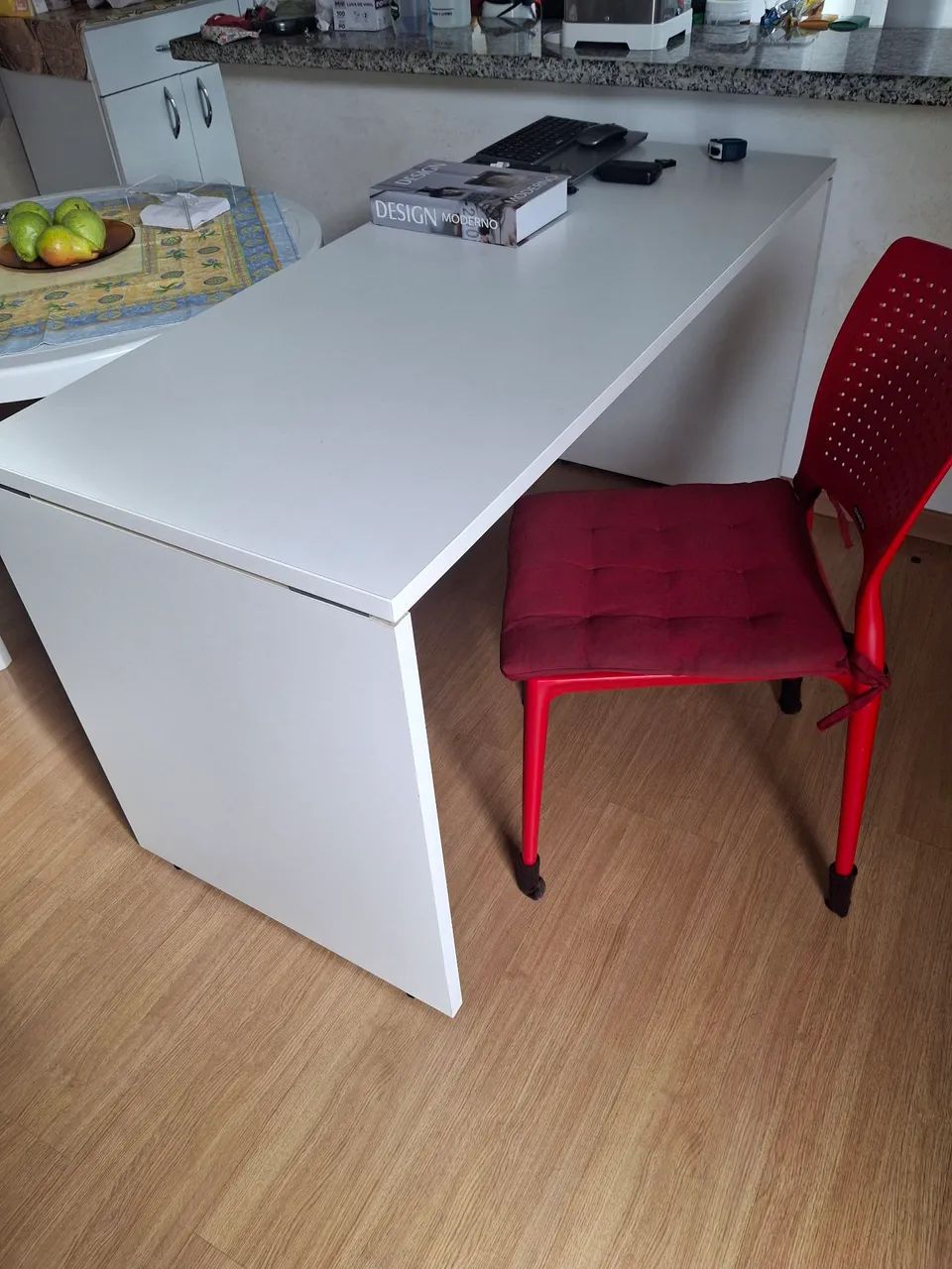 Mesa de escritório tamanho ótimo e mto conservada. L 1,40 x Alt 0,74 x P 0,60 