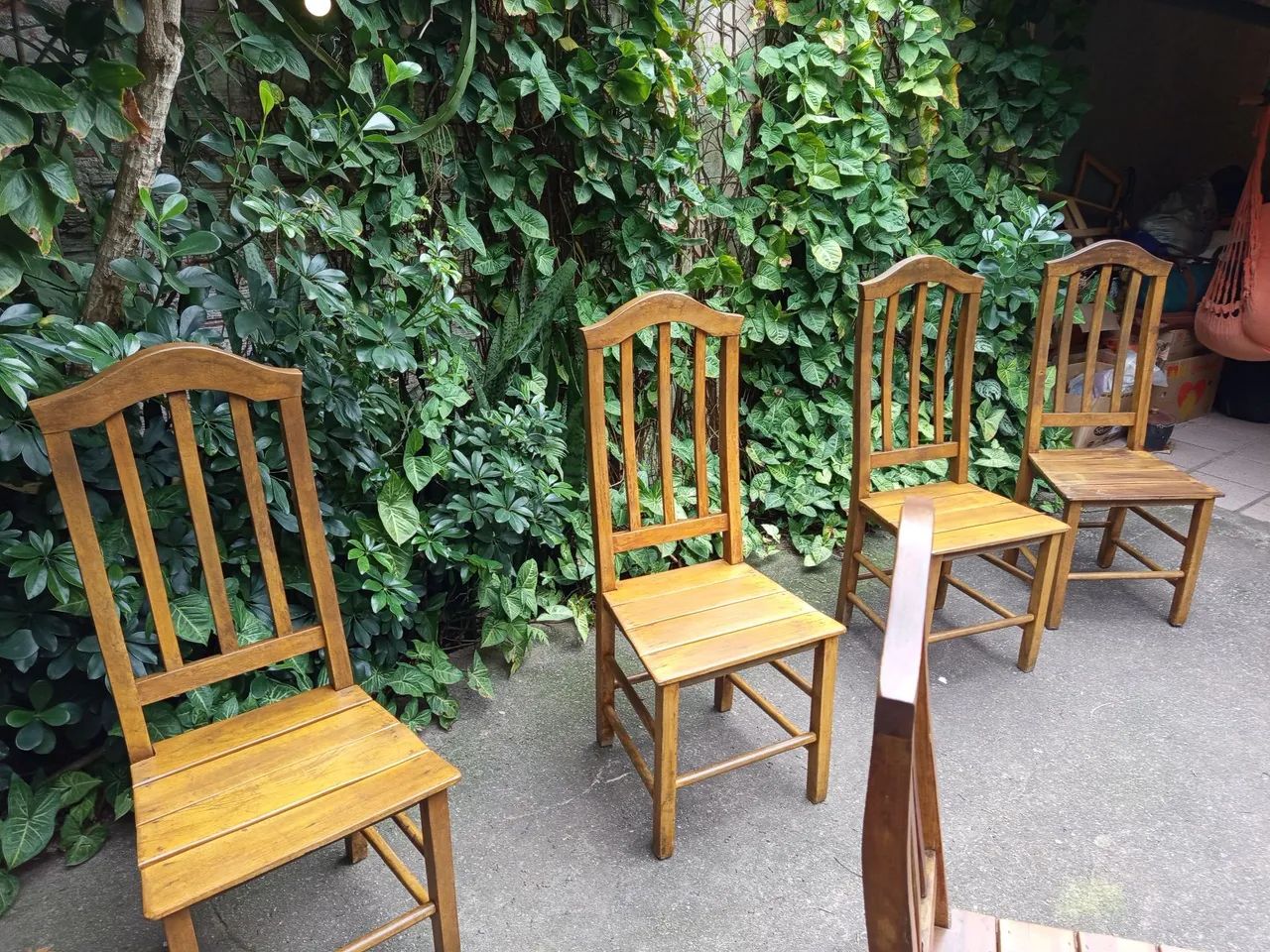 Cadeiras de madeira e encosto alto, muito confortável.  - Foto 3