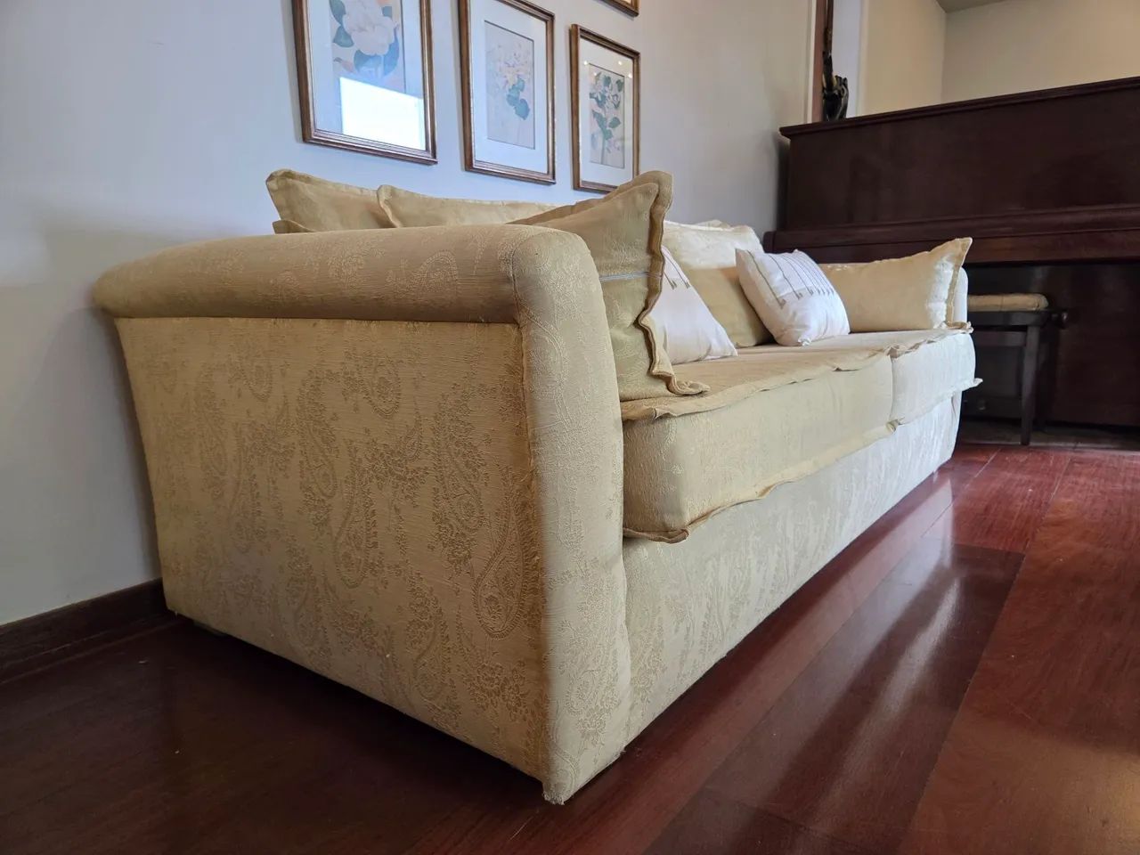 Sofá Clássico Bege-Champanhe em Tecido Jacquard. Elegante e Confortável. 3 lugares - Foto 3