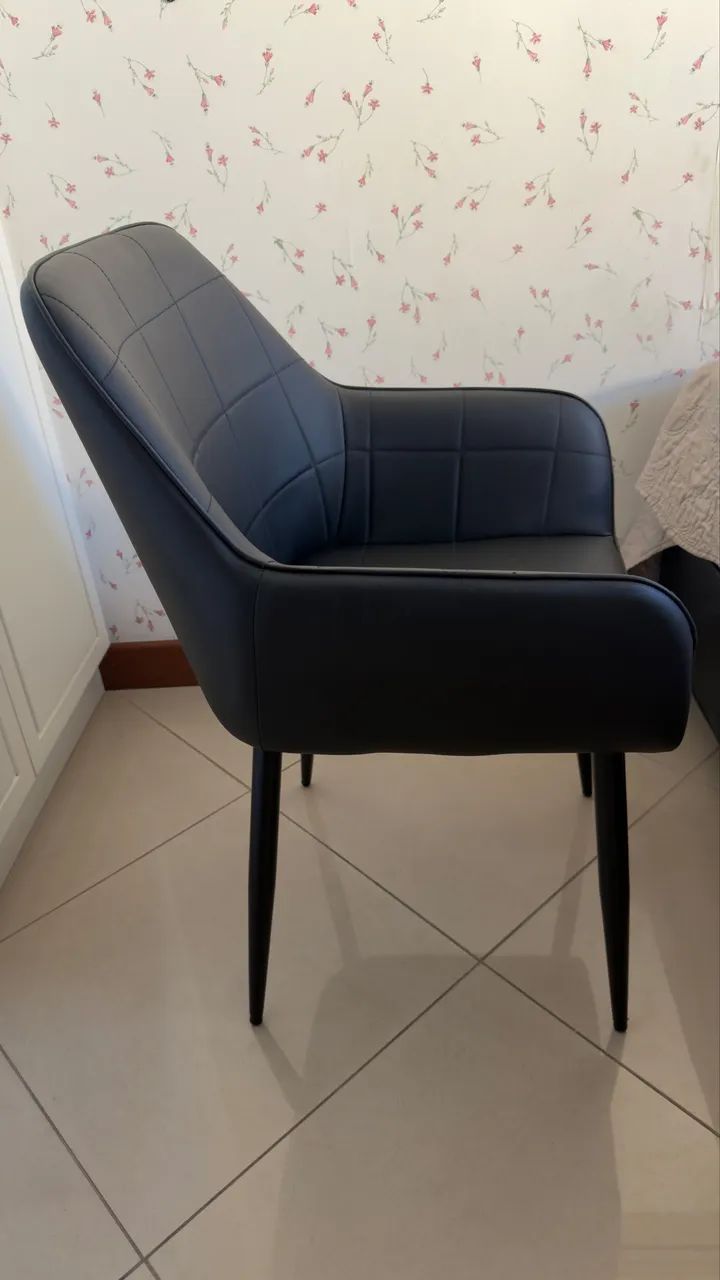 Kit 2 Poltronas estofada em couro sintético preto! Perfeitas  - Foto 3