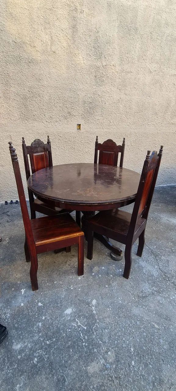 Mesa de Madeira Clássica 