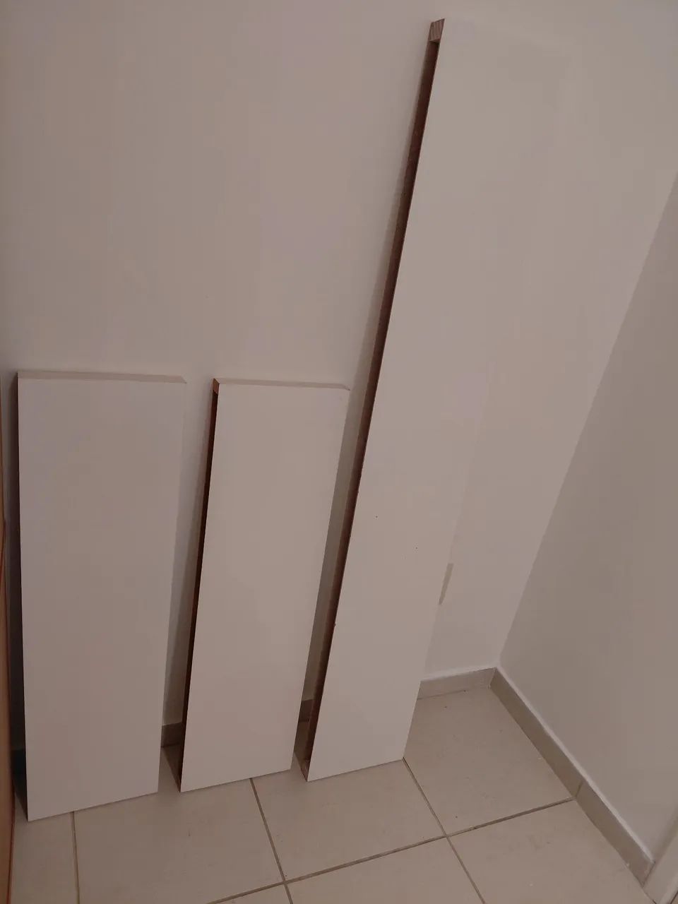 Escrivaninha e 3 prateleiras brancas - Foto 5
