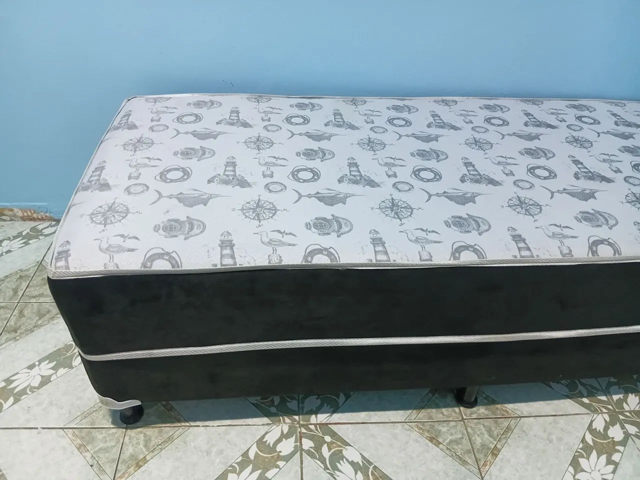 Cama box queen com marcas de uso  - Foto 3