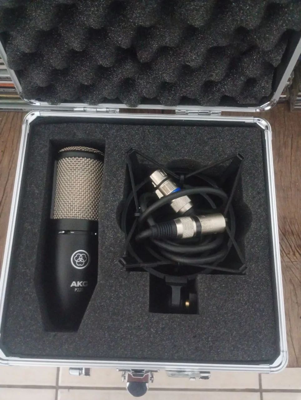 Microfone condensador AKG perception p22