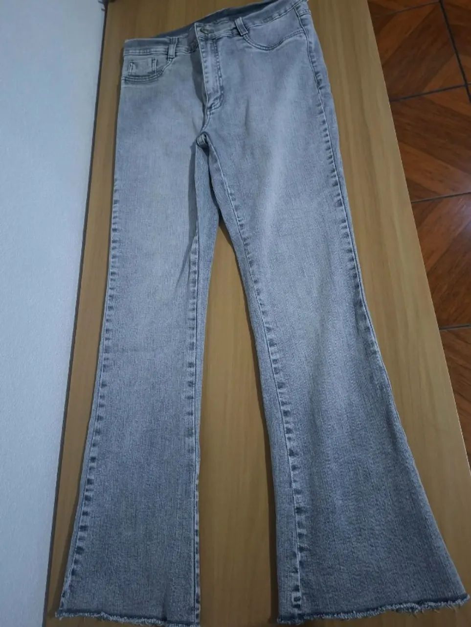 calça flare cinza