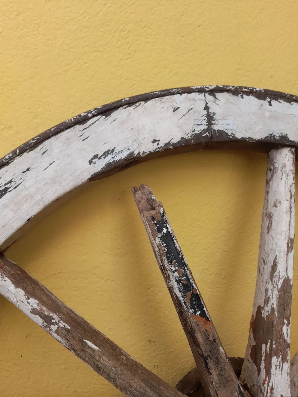 Roda de carroça de madeira no estado 72cm - Foto 2