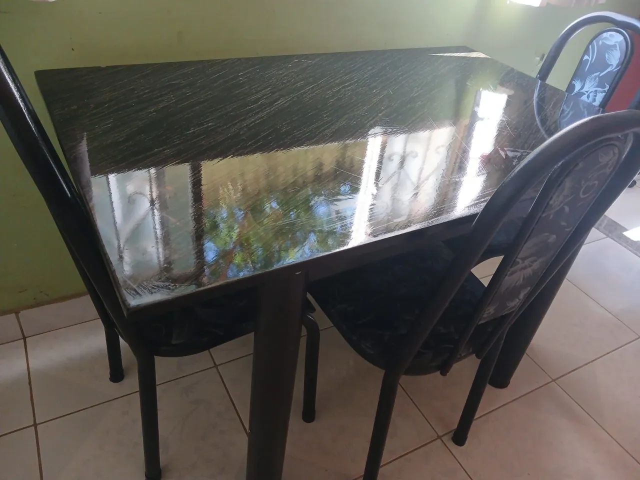 Mesa com 4 cadeiras 