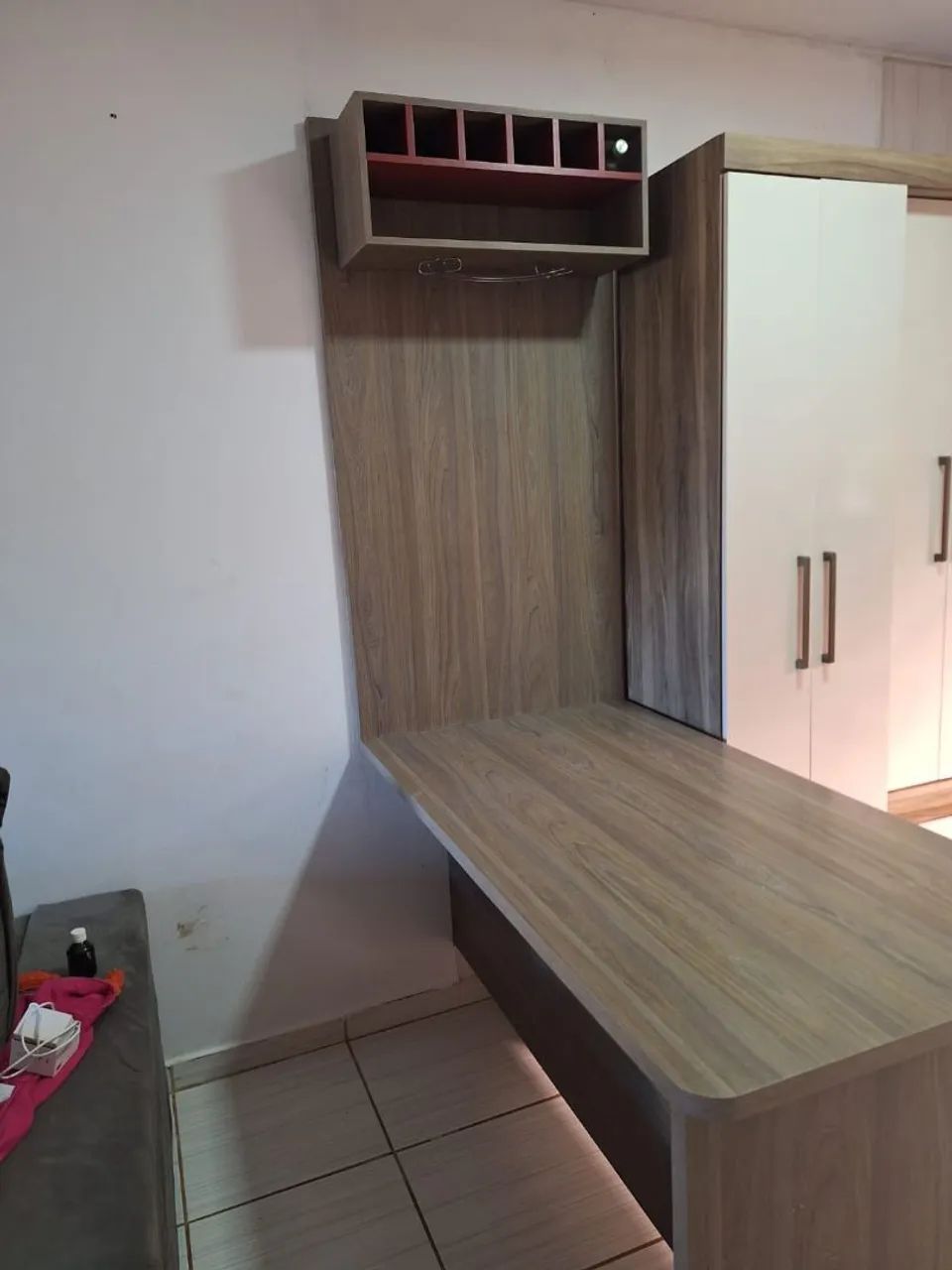 Mesa, com armário 