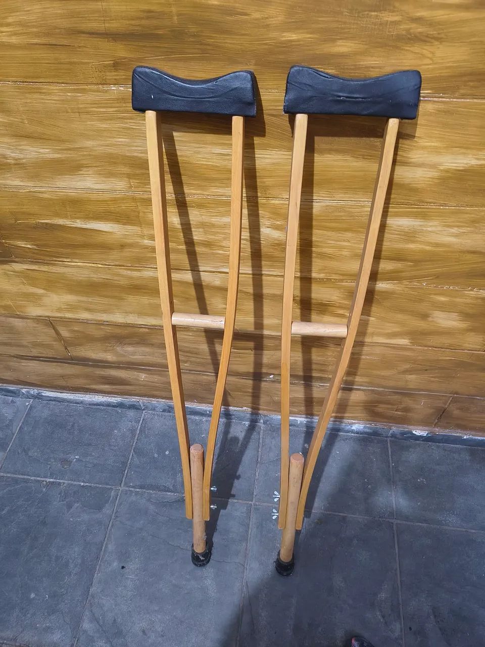 Vendo par de muletas de madeira