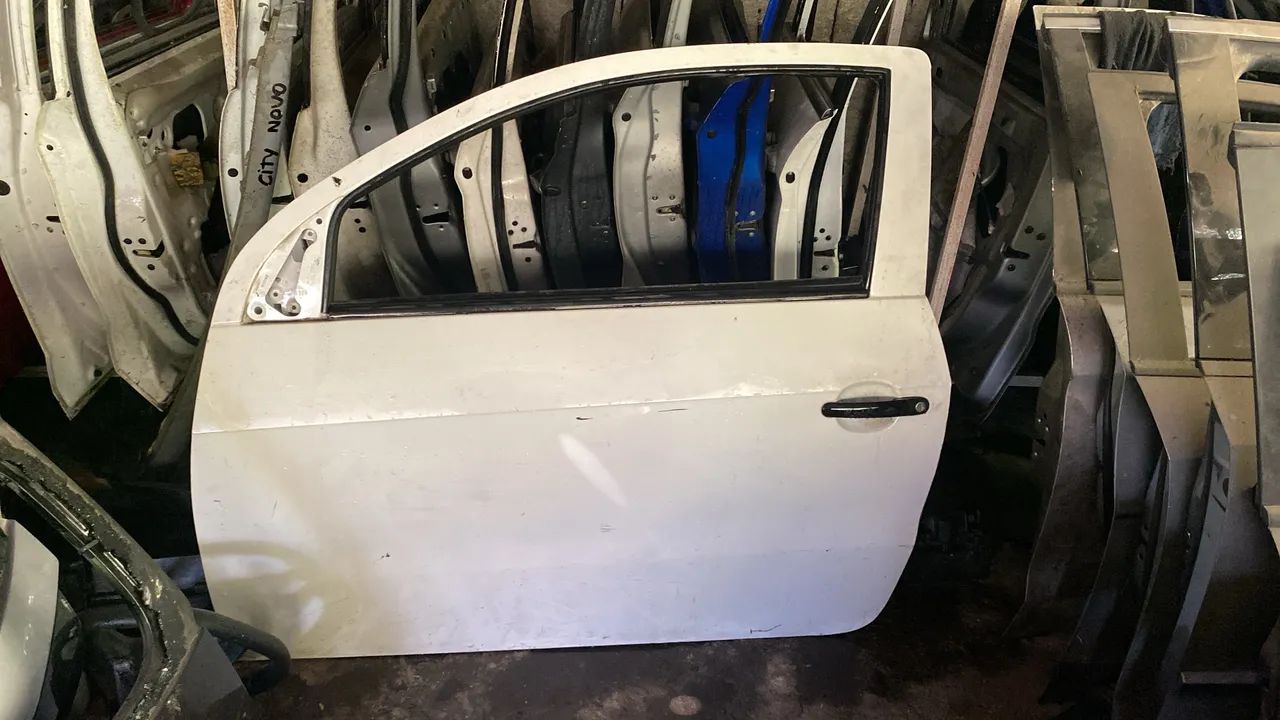 Porta dianteira esquerda Saveiro 2020 