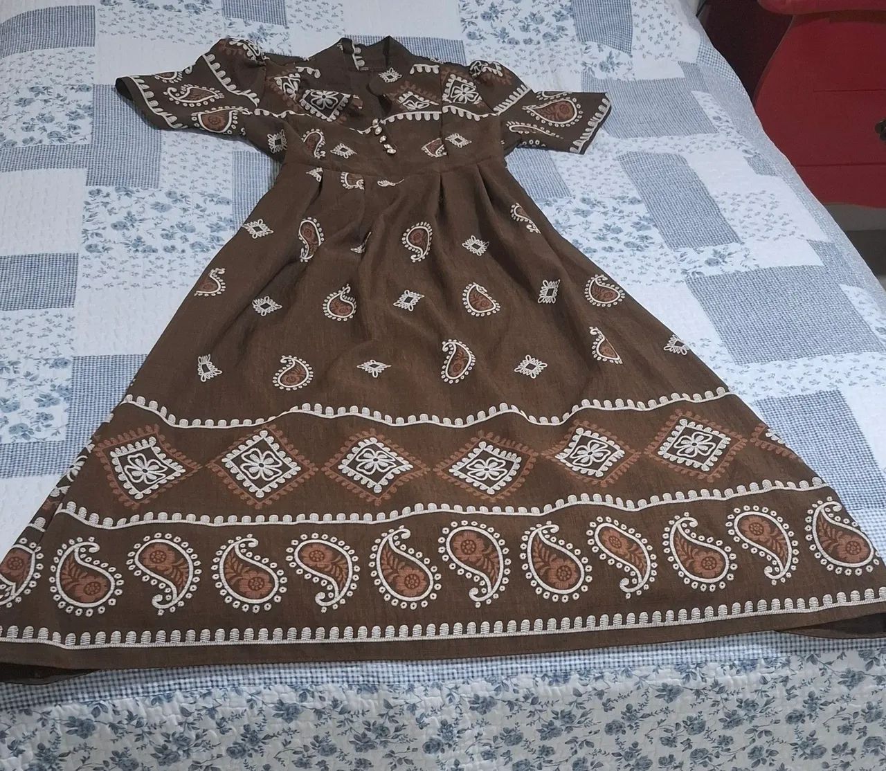 Vestido Marrom com Detalhes 