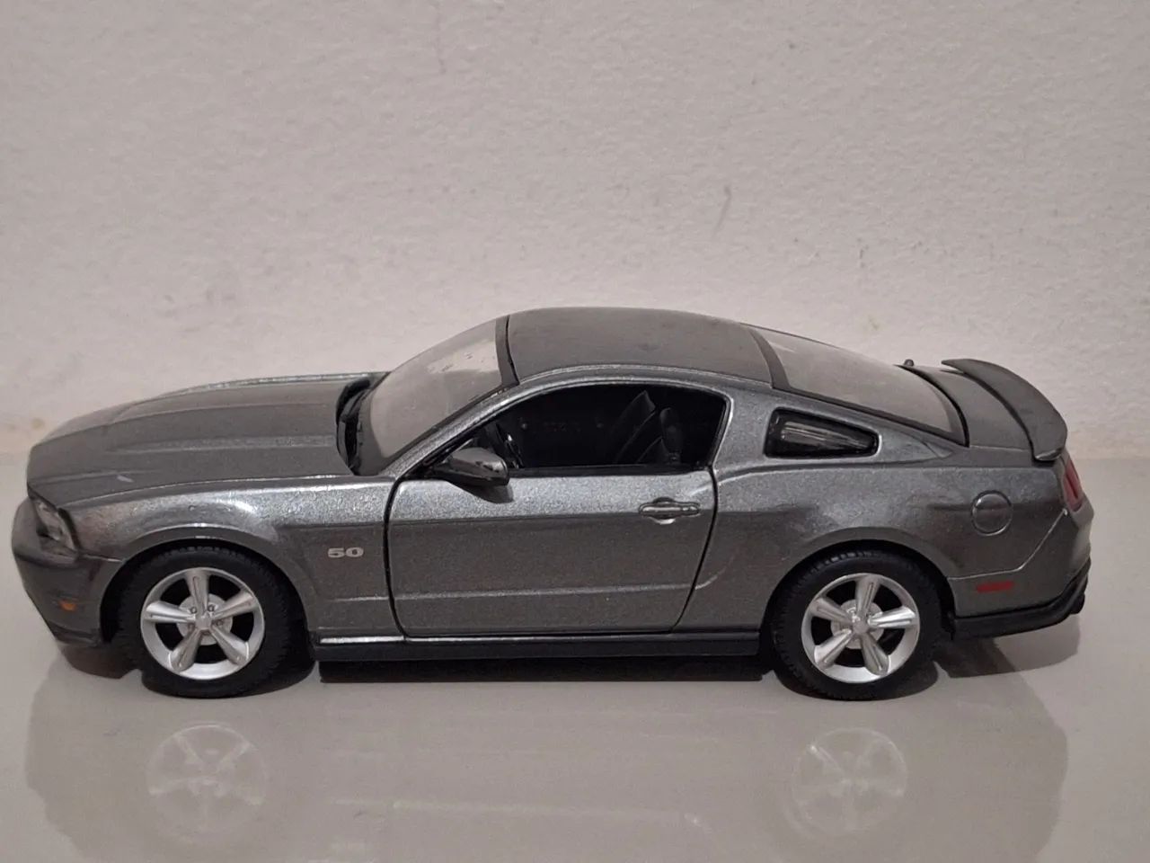 2011 Ford Mustang GT Escala 1/24 - Foto 2
