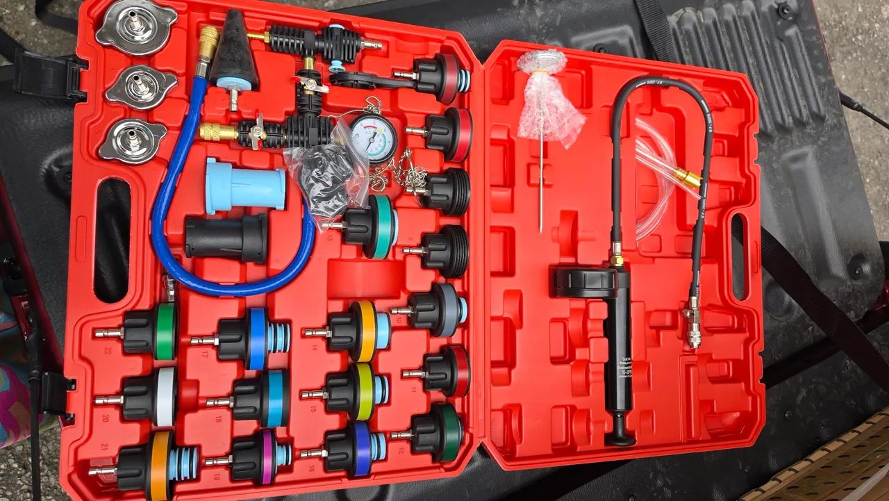 Kit Teste de pressão do radiador e do sistema de refrigeração a vácuo.