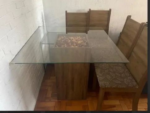 Mesa com Tampo de Vidro e 4 cadeiras