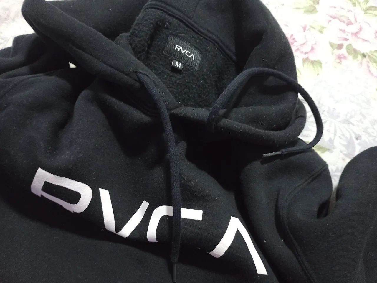Blusa de moletom canguru com capuz RVCA - Foto 3