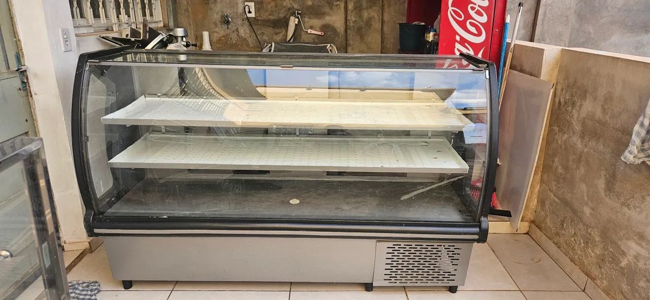 balcão refrigerado com vidro curvo
