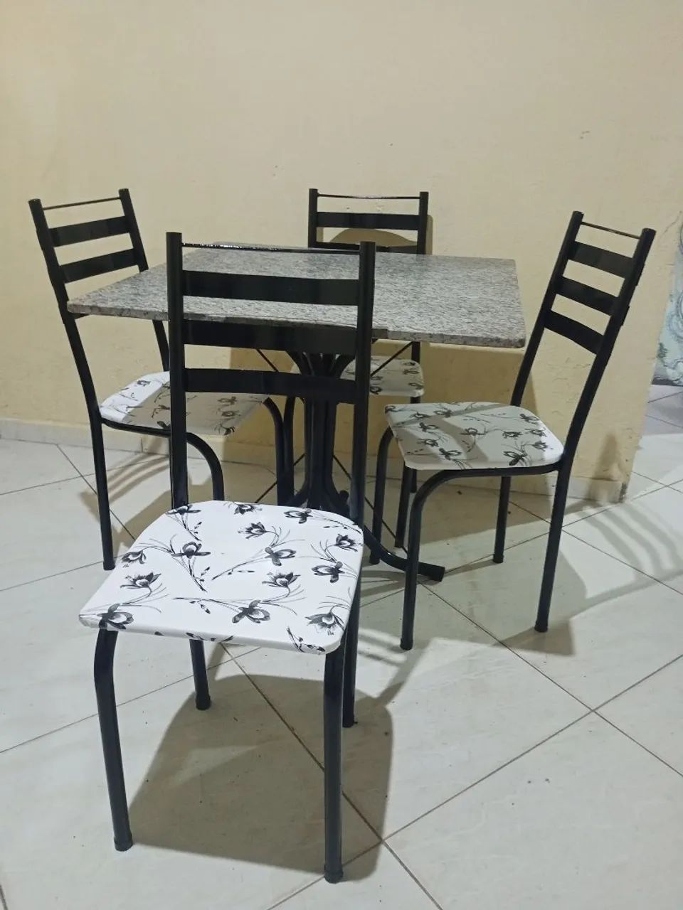 mesa de mármore com as 4 cadeiras faço entrega imediata e acerta cartão  - Foto 3