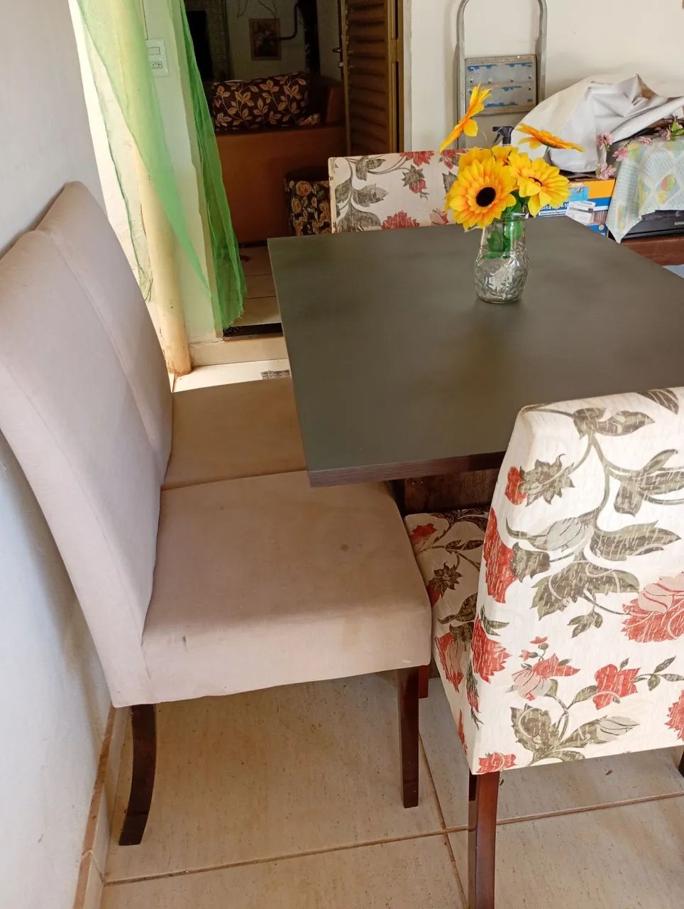 Mesa com 6 cadeiras bem nova entrego  - Foto 2