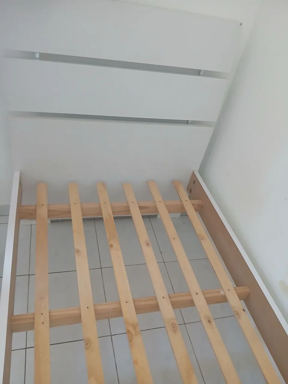Vendo cama de solteiro semi nova 