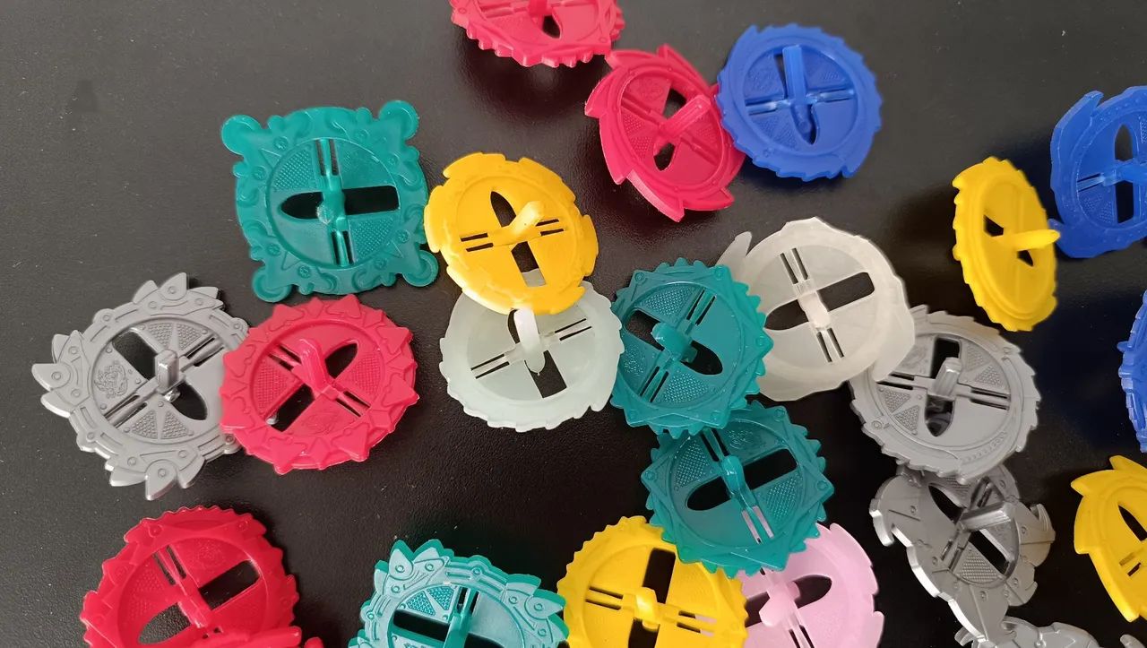 Mini Beyblades - 29 Piões montáveis - Brinde Álbum Beyblade  - Foto 4