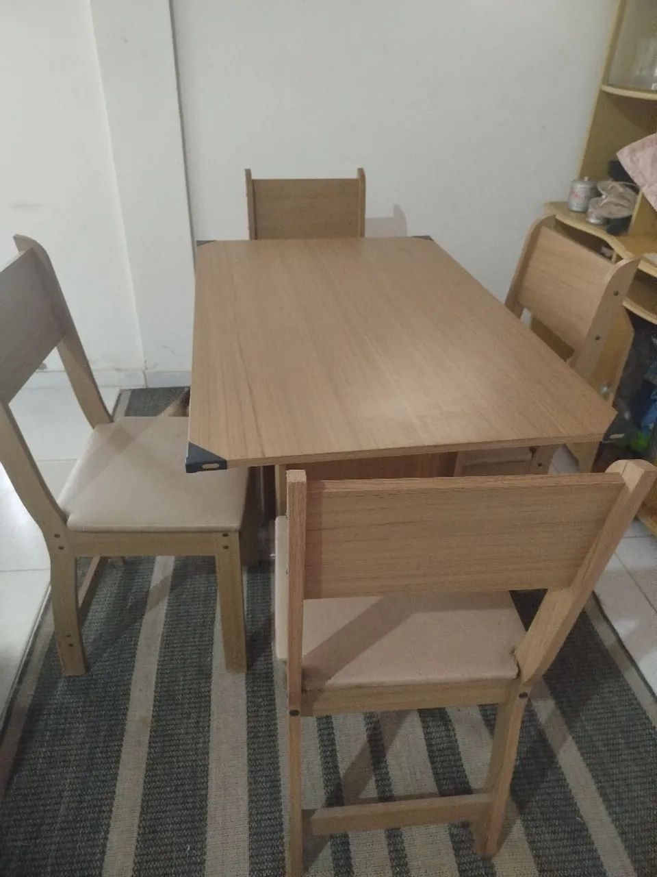 Vendo mesa com 4 cadeiras de madeira, usada - Foto 4