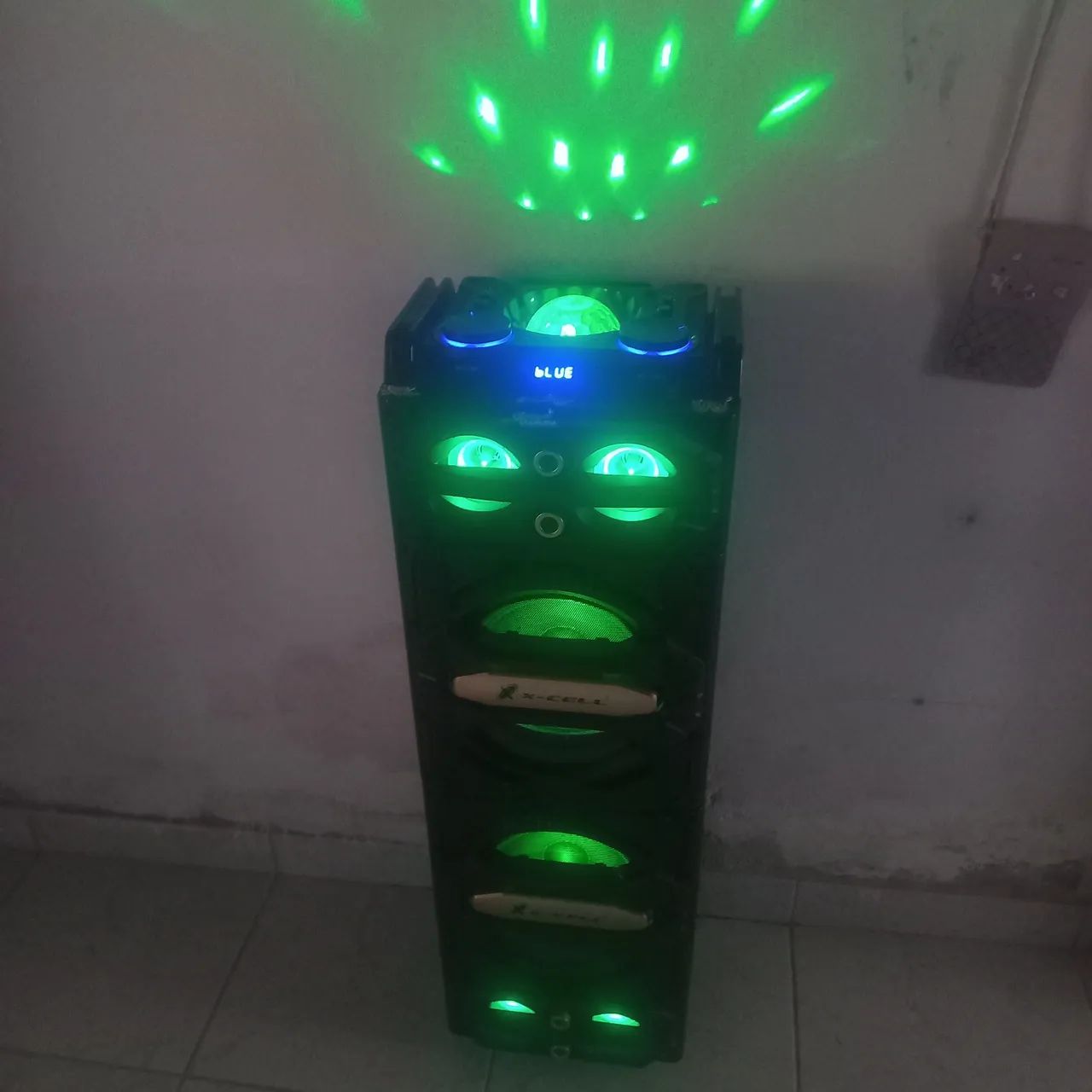 Caixa de som semi nova com controle e 1 microfone 