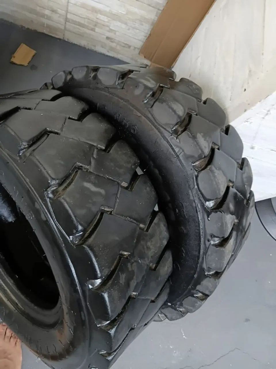 Vendo pneus seminovos de empilhadeiras tenho pneus maciços e com câmeras  - Foto 3