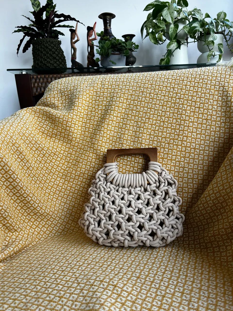 Bolsa em macramê com alças de madeira