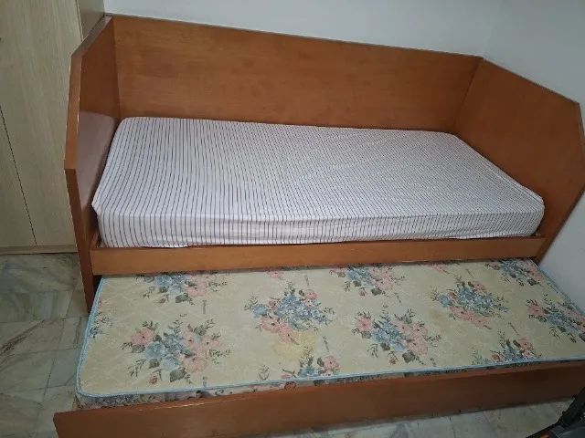 Cama de solteiro em madeira, com os 2 colchões - Foto 4