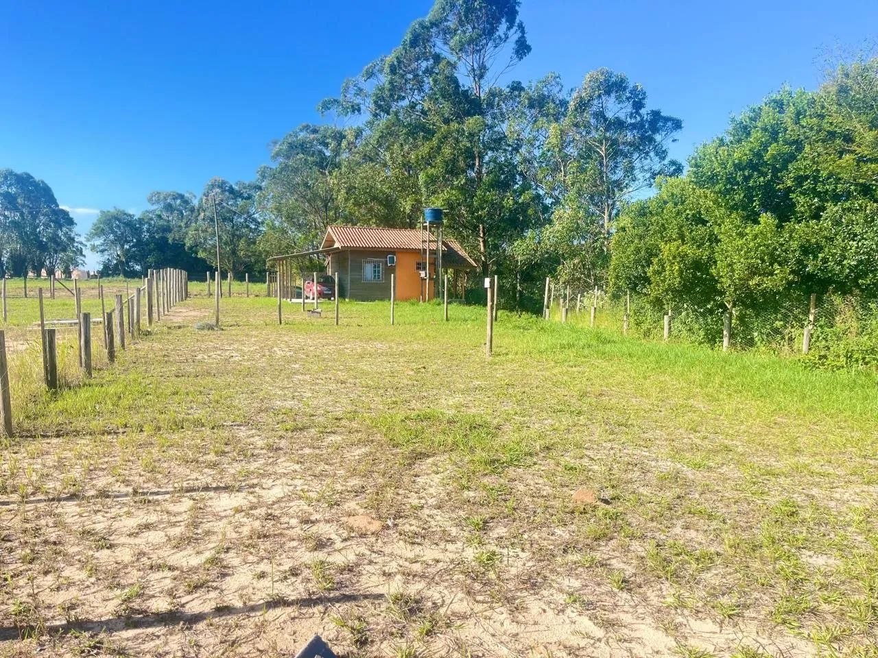  OPORTUNIDADE  IMPERDÍVEL -  TERRENO AMPLO + CHALÉ  COMPACTO MOBILIADO  - Foto 2