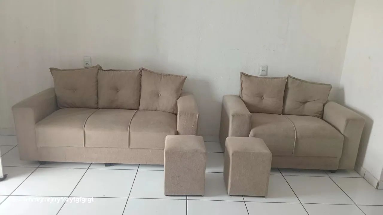 Sofá 2 e 3 lugares + puffs